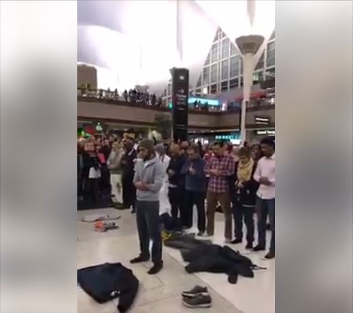 Viral Video Muslim Salat Diduga di Bandara Dilindungi Warga AS