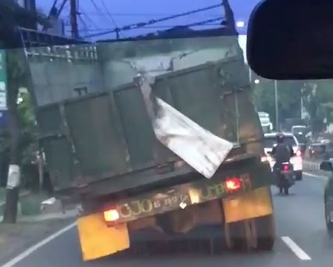 Viral Video Truk Gandeng Melaju di Jalan Raya Tanpa Roda Belakang