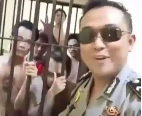 Video Anggota Polisi Joget Bareng Napi Viral di Medsos