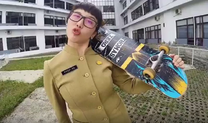 Viral PNS Cantik Bermain Skateboard, Aksinya Seru Banget!