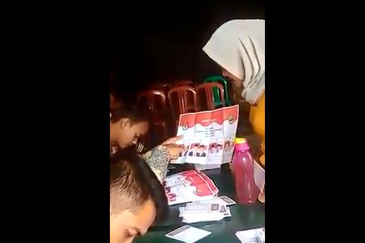 Video Petugas KPPS Diduga Arahkan Coblos Ridwan Kamil-Uu Ruzhanul Viral