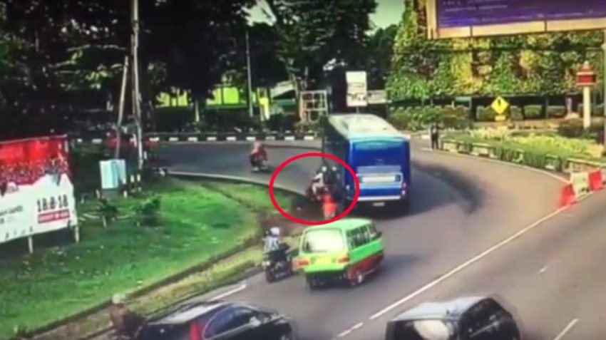 Nyalip dari Kiri, Penumpang Ojol ini Tewas Terlindas Bus, Netizen Debat Siapa yang Salah