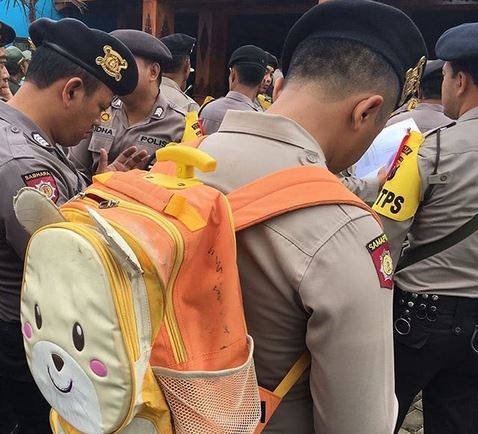 Foto Polisi Gendong Tas Lucu Bergambar Beruang saat Apel Pilkada Viral