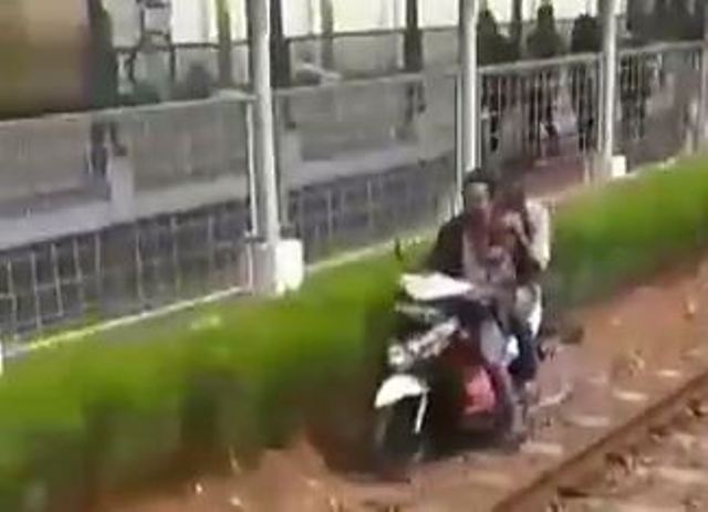 Viral Pria Boncengan Motor Lewati Jalur Rel di Stasiun Sudimara