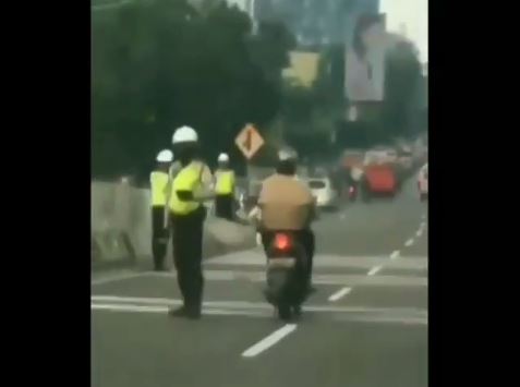 Viral Video Pengendara Motor Lolos dari Tilang Polisi di JLNT Casablanca karena 'Black Card'