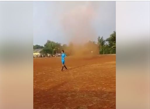 Viral Video Puting Beliung Muncul di Tengah Lapangan Bola