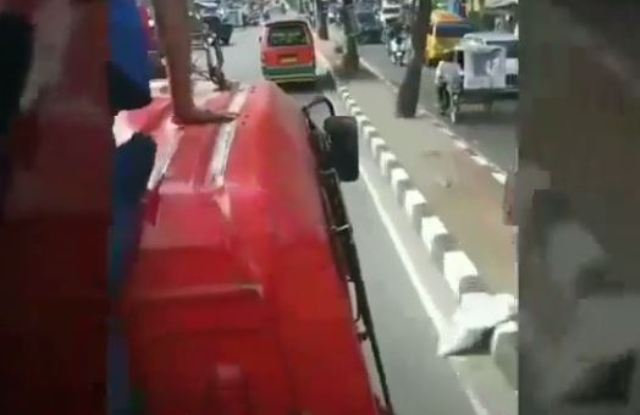 Video Angkot Halangi Mobil Damkar Menuju Lokasi Kebakaran Viral