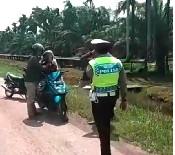 Viral Polisi Setop Pemotor Bonceng Tiga, Rupanya Bawa Jenazah