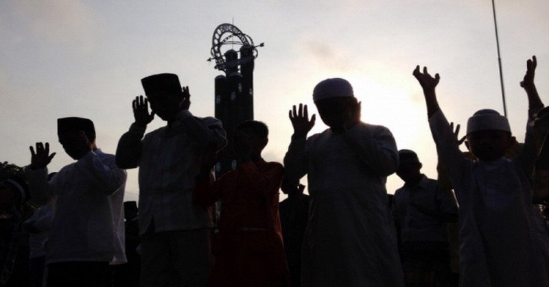 Viral Video Tetap Salat saat Gempa Lombok, Netizen: Insya Allah Mati Syahid