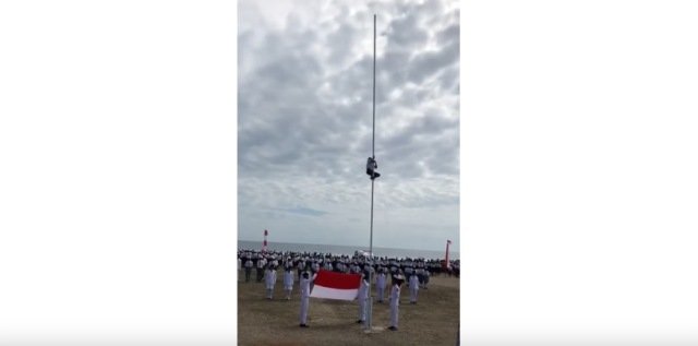 Viral Aksi Patriotik Bocah Panjat Tiang Tinggi demi Ambil Tali Bendera Putus