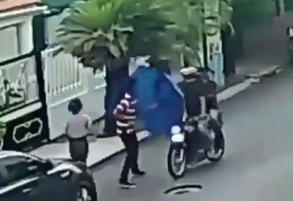 Viral Video Aksi Heroik Pejalan Kaki Lawan Begal Pakai Payung