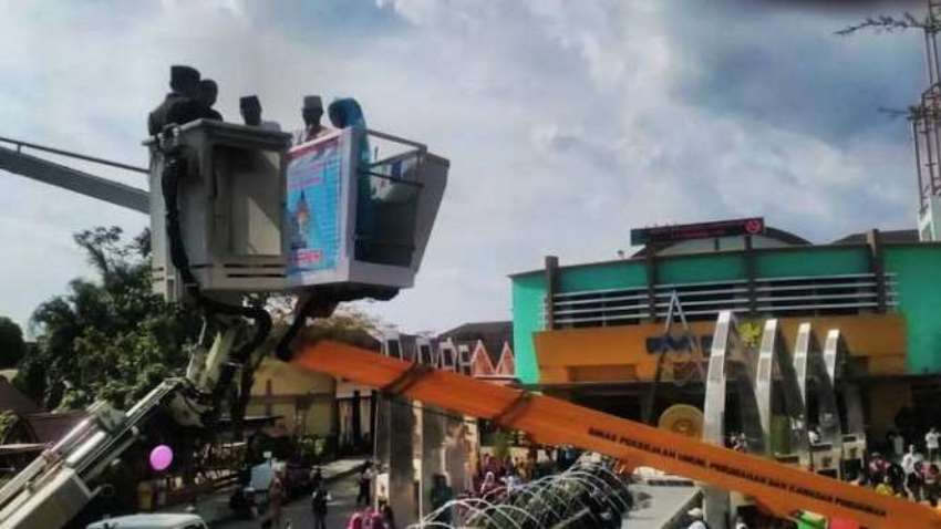 Unik, Puluhan Pasangan Nikah Massal ini Ucapkan Ijab Kabul di Atas Crane PJU