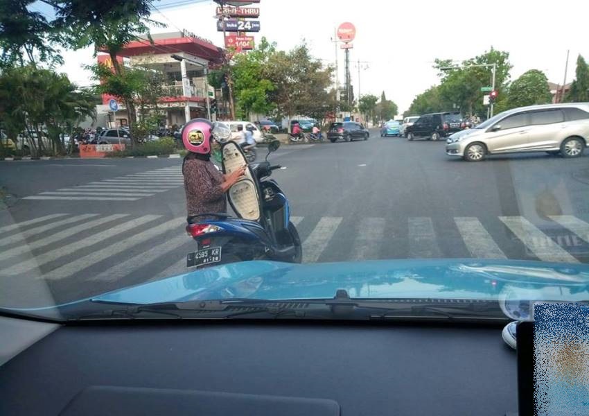 Main HP di Lampu Merah Sambil Berjalan ke Tengah, Aksi Emak-Emak ini Bikin Geleng-Geleng Kepala