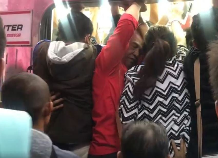 Desak-Desakkan di Gerbong KRL, Bapak ini Terekam Dorong Bokong Wanita, Videonya Viral