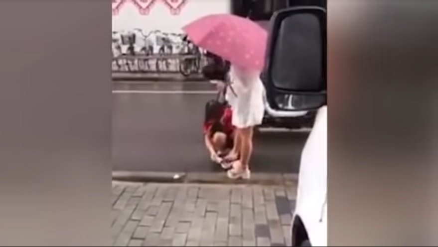 Viral, Video Wanita Muda di China Perintahkan sang Ibu Bersihkan Kaki yang Kotor