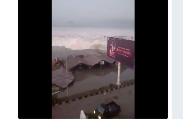 Video Mencekam Tsunami Terjang Kota Palu Viral