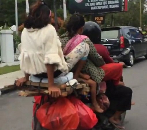 Viral Video 1 Keluarga Bonceng 5 Naik Motor di Bangka Belitung