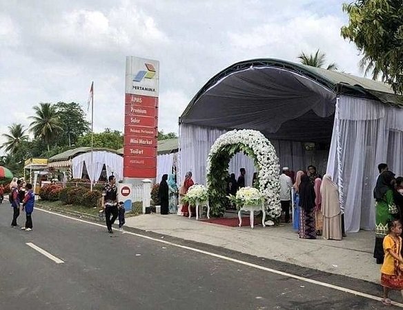 Viral Foto Pesta Pernikahan Digelar di SPBU
