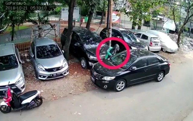 Viral Oknum Pengendara Berjaket Ojol Nekat Curi Spion Sedan