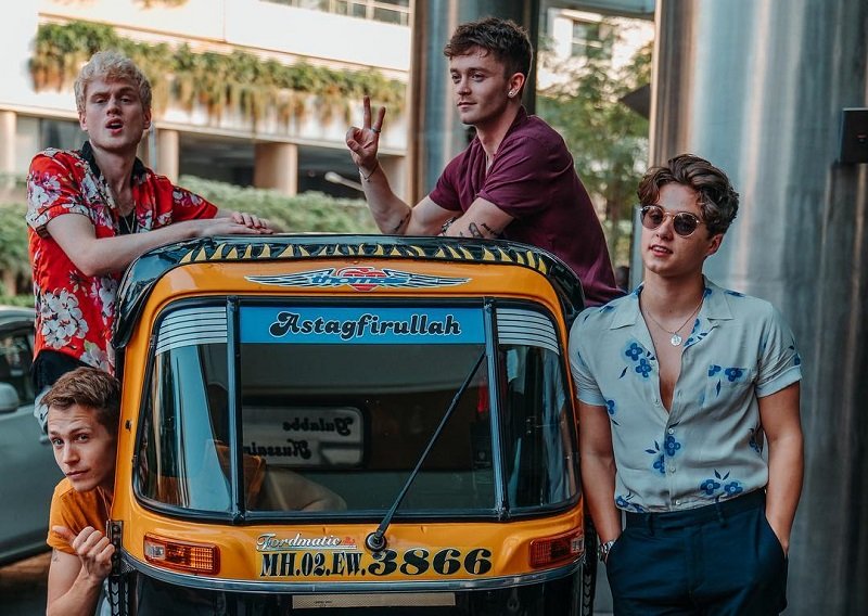 Viral! Jalan-Jalan di India, Personel The Vamps Berfoto dengan Bajaj Berstiker "Astaghfirullah"