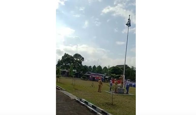 Viral Siswa SMA di Purwokerto Panjat Tiang Bendera saat Upacara Sumpah Pemuda