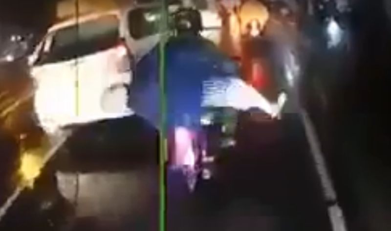 Viral Penumpang Motor Terpelanting saat Jas Hujan Nyangkut Roda Belakang