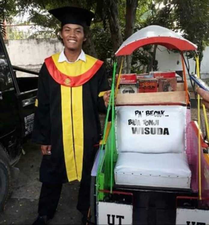 Viral, Hamzah Penarik Becak Bawa Ibunya ke Lokasi Wisuda