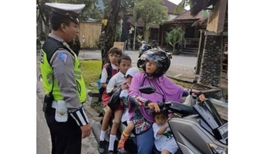 Diberhentikan Karena Bawa Penumpang Berlebihan, Emak-Emak ini Buat Polantas Mati Kutu