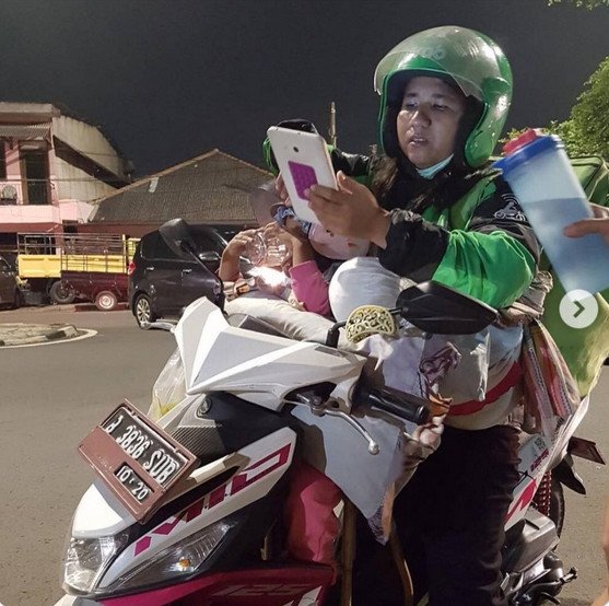 Driver 'Ojol' Perempuan Bopong 2 Anaknya saat Bekerja Jadi Viral di Twitter