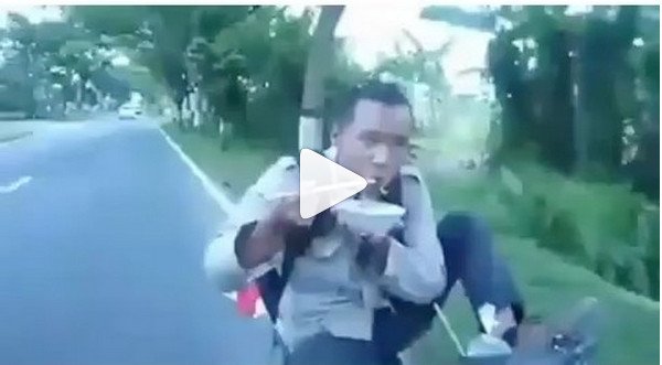 Aksi Lelaki Ini Kendarai Motor Sambil Makan Mi Ayam, Videonya Viral!