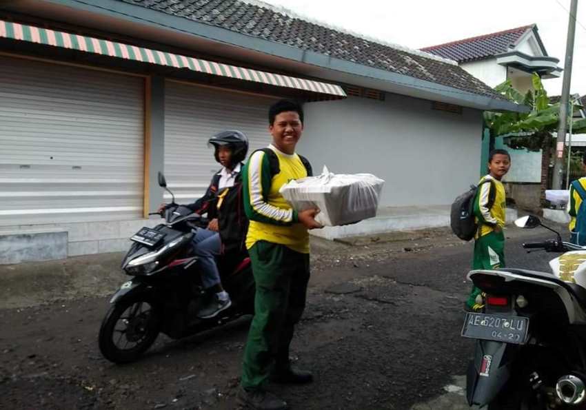 Viral Kisah Siswa MTs Berangkat Sekolah Jalan Kaki Sambil Berjualan, Calon Orang Sukses!