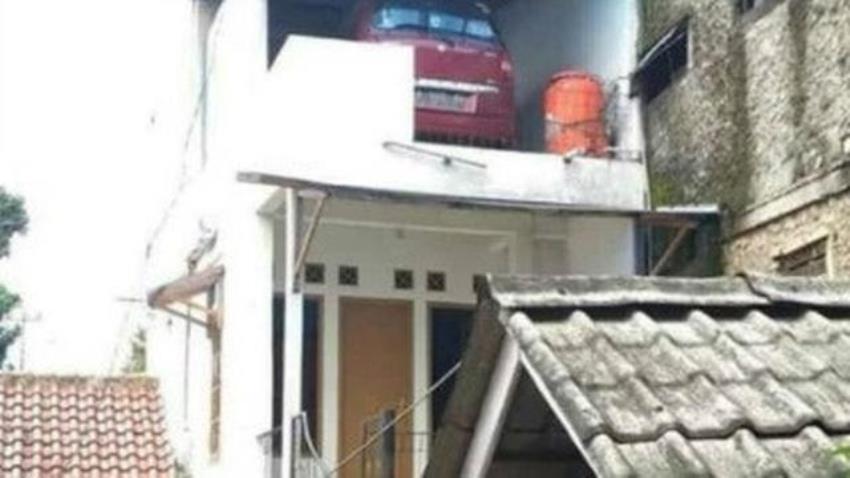 Heboh Foto Mobil Terparkir di Lantai Tiga Sebuah Rumah, Netter Kebingungan