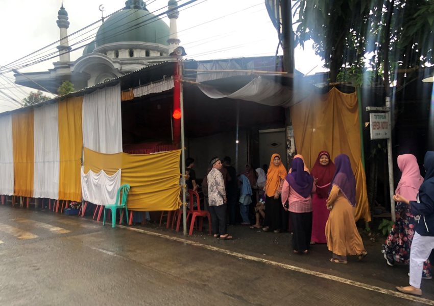 Pesta Pernikahan ini Digelar di Perempatan Jalan, Lampu Lalu Lintas di Dalamnya Bikin Salfok