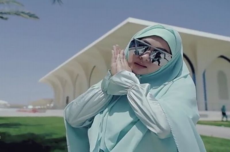 Viral, Fashion Hijab Syahrini yang Disebut Mirip RM BTS