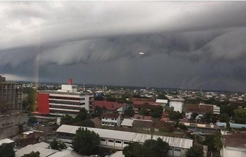 Viral! Awan Berbentuk Gelombang Tsunami Muncul di Langit Makassar