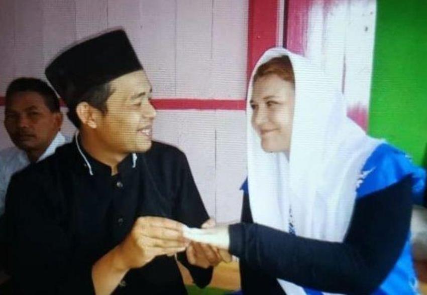 Menikah dengan Bule, Istri Guru asal Batang ini Kerap Berjalan Kaki Jemput Suami Pulang Kerja