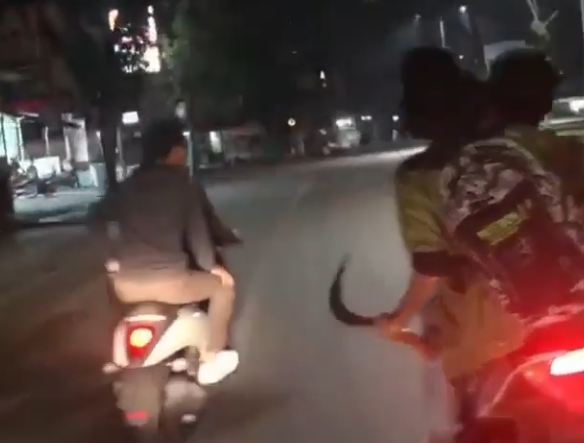 Viral Video Sekelompok Pemuda Naik Motor Sambil Pamer Celurit