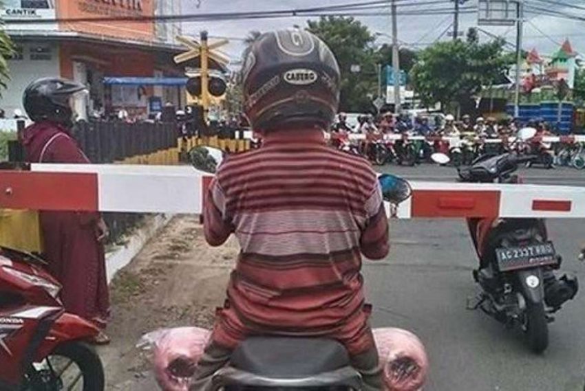 Tinggalkan Motor di Tengah Jalan Dekat Rel Kereta Api, Aksi Emak-Emak ini Bikin Geleng-Geleng Kepala