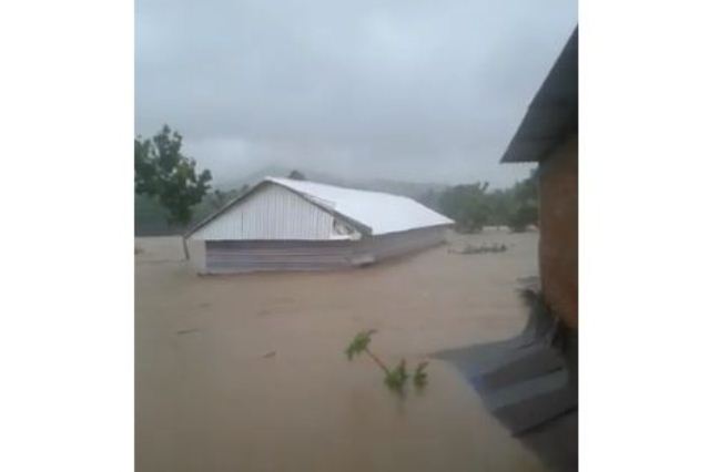 Kandang Berisi 2.000 Ayam Terseret Banjir Sulsel Viral