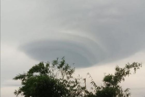 Viral Penampakan Awan Berbentuk Gasing Hebohkan Warga Semarang