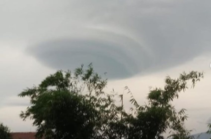 Viral Penampakan Awan Berbentuk Gasing di Langit Kota Semarang Hebohkan Warga