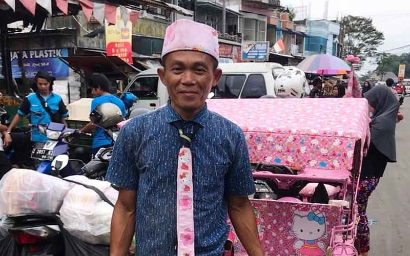 Serba Hello Kitty, Yadi si Penarik Becak Jadi Viral