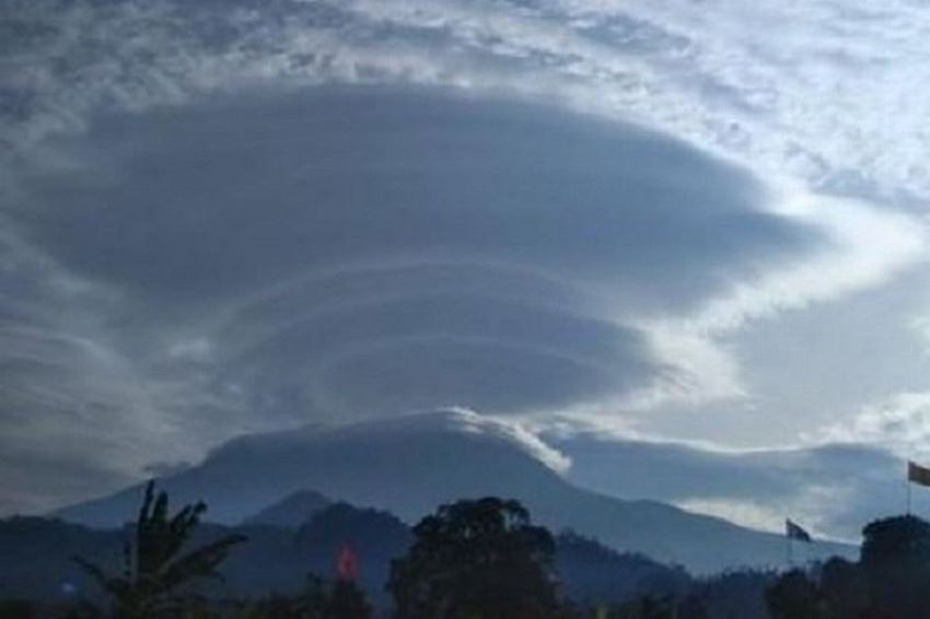 Nggak Cuma di Semarang, Awan Berbentuk Mirip Gasing Juga Gegerkan Warga Karanganyar