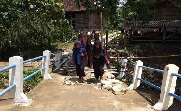 Viral Murid SD Bertelanjang Kaki Lewati Sungai & Jembatan Bambu ke Sekolah