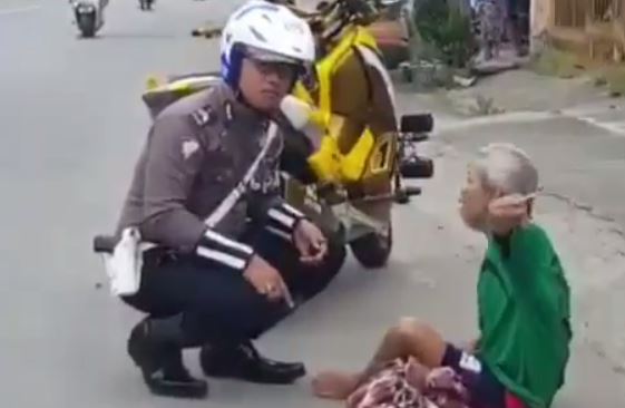 Viral Polisi Bopong Kakek Lumpuh, Netizen: Benar-Benar Polisi Berhati Malaikat