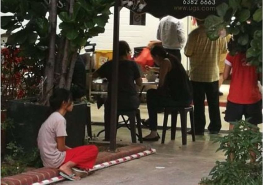 Miris, ART Dibiarkan Duduk Diluar saat Majikan Asyik Makan di Restoran, Fotonya Viral