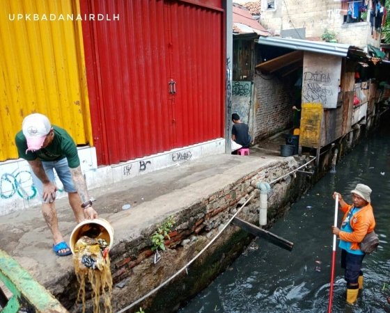 Viral Pria Buang Sampah ke Kali saat Anggota Badan Air Bertugas, Warganet Murka