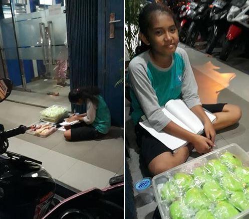 Viral Gadis Kecil Jualan Kue di Emperan Toko Sambil Kerjakan Tugas Sekolah