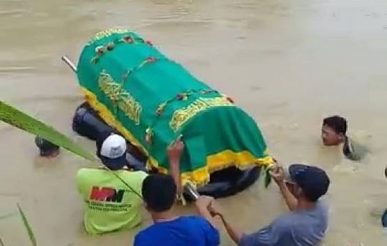 Viral Video Keranda Mayat Dihanyutkan Warga di Sungai Lamong Gresik