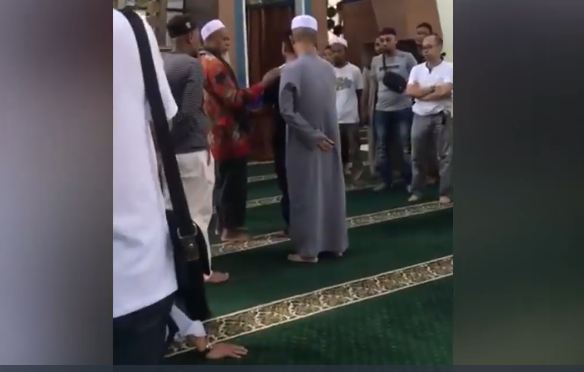 Viral Pria Berdiri Kaku 1 Jam saat Salat Berjamaah, Baru Sadar Setelah Dirukiah